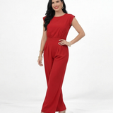 Enterizo rojo elegante con hombrera estructurada, cuello redondo, cintura fruncida y pierna ancha, ideal para eventos especiales y cenas de noche