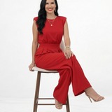 Enterizo rojo elegante con hombrera estructurada, cuello redondo, cintura fruncida y pierna ancha, ideal para eventos especiales y cenas de noche