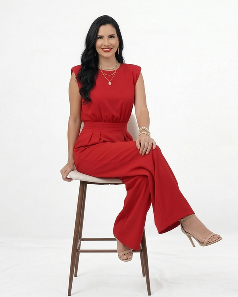 Enterizo rojo elegante con hombrera estructurada, cuello redondo, cintura fruncida y pierna ancha, ideal para eventos especiales y cenas de noche