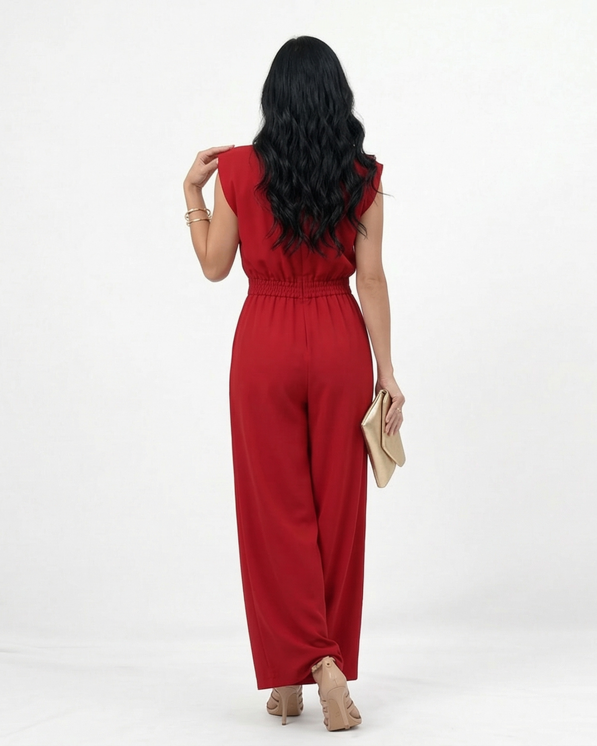 Enterizo rojo elegante con hombrera estructurada, cuello redondo, cintura fruncida y pierna ancha, ideal para eventos especiales y cenas de noche