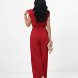 Enterizo rojo elegante con hombrera estructurada, cuello redondo, cintura fruncida y pierna ancha, ideal para eventos especiales y cenas de noche