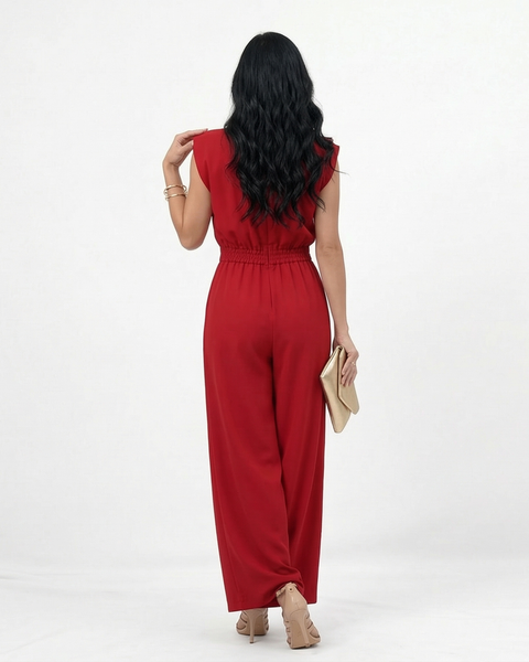 Enterizo rojo elegante con hombrera estructurada, cuello redondo, cintura fruncida y pierna ancha, ideal para eventos especiales y cenas de noche