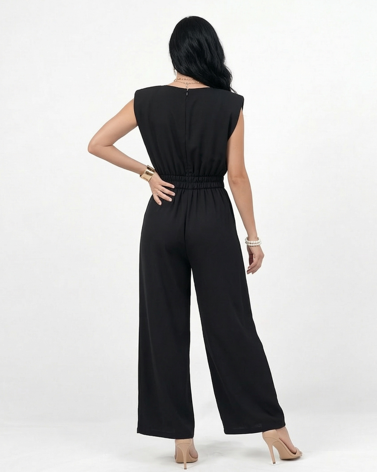 Enterizo negro con hombrera y manga corta estructurada, cintura elástica fruncida y pierna ancha con pinzas, perfecto para eventos y salidas nocturnas