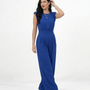 Enterizo azul elegante con hombrera estructurada, cuello redondo y pierna ancha, sofisticado para eventos especiales y reuniones formales