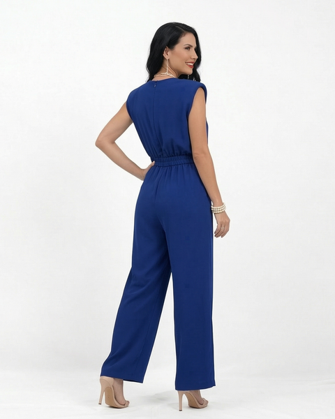 Enterizo azul elegante con hombrera estructurada, cuello redondo y pierna ancha, sofisticado para eventos especiales y reuniones formales