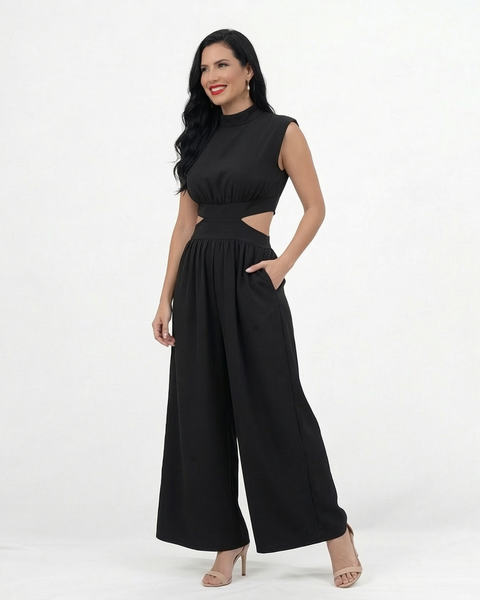 Enterizo negro cut out con cuello alto, hombrera estructurada, aberturas en cintura y pierna ancha con vuelo, elegante para eventos y salidas de noche