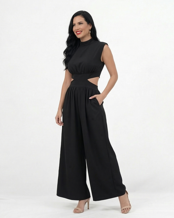 Enterizo negro cut out con cuello alto, hombrera estructurada, aberturas en cintura y pierna ancha con vuelo, elegante para eventos y salidas de noche