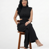 Enterizo negro cut out con cuello alto, hombrera estructurada, aberturas en cintura y pierna ancha con vuelo, elegante para eventos y salidas de noche