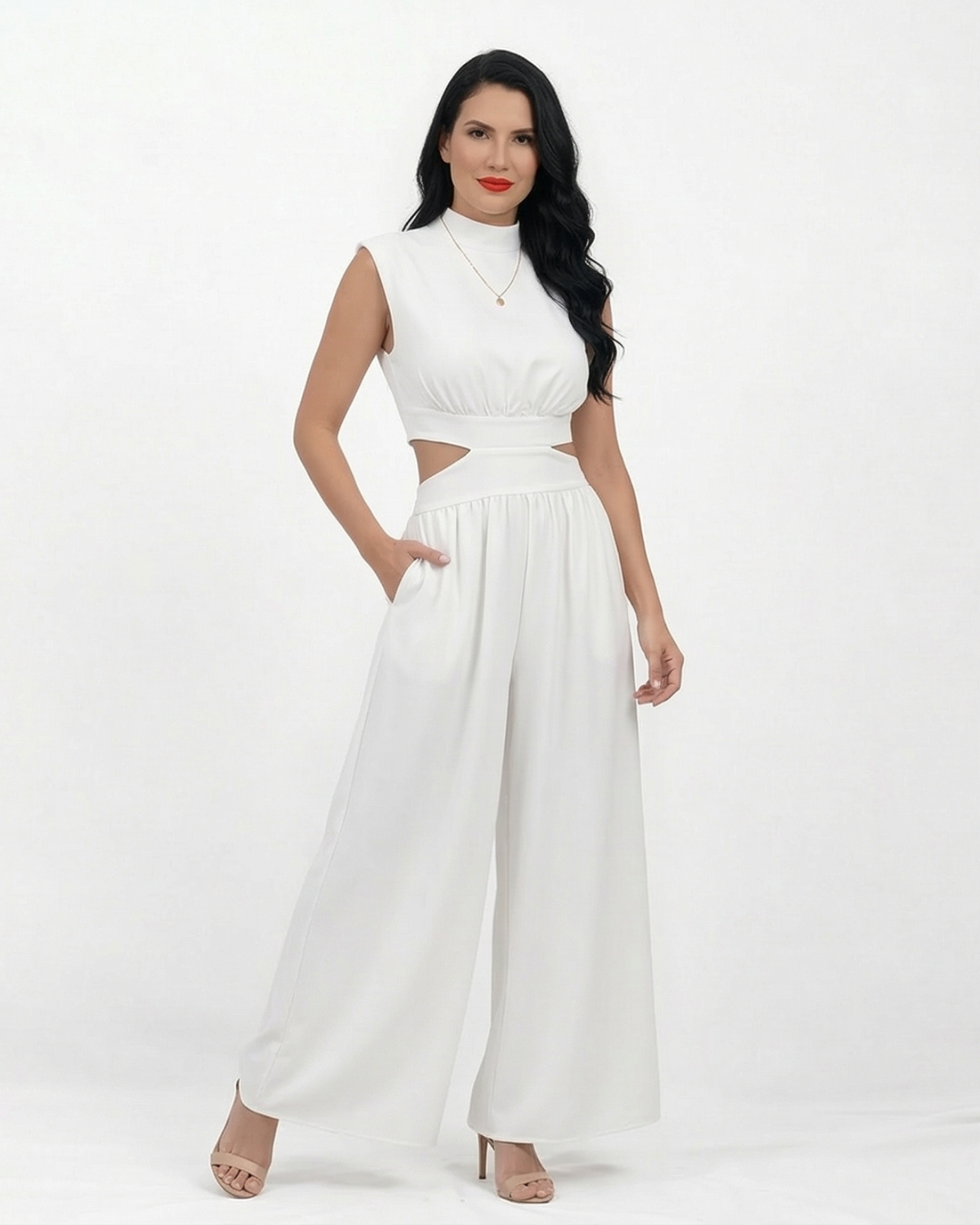 Enterizo blanco cut out con cuello alto y hombrera, aberturas laterales en cintura y falda pantalón ancha, sofisticado para eventos especiales y cócteles