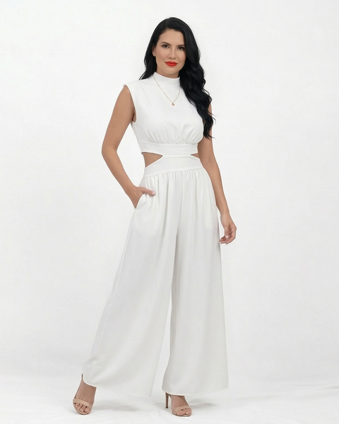 Enterizo blanco cut out con cuello alto y hombrera, aberturas laterales en cintura y falda pantalón ancha, sofisticado para eventos especiales y cócteles