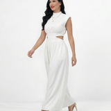 Enterizo blanco cut out con cuello alto y hombrera, aberturas laterales en cintura y falda pantalón ancha, sofisticado para eventos especiales y cócteles
