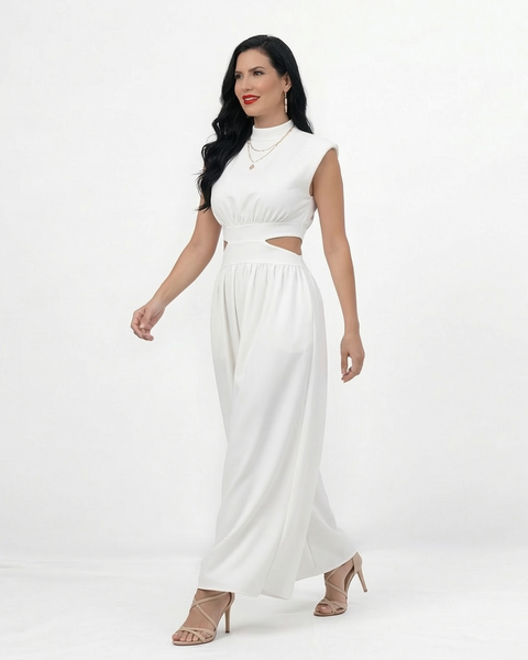 Enterizo blanco cut out con cuello alto y hombrera, aberturas laterales en cintura y falda pantalón ancha, sofisticado para eventos especiales y cócteles