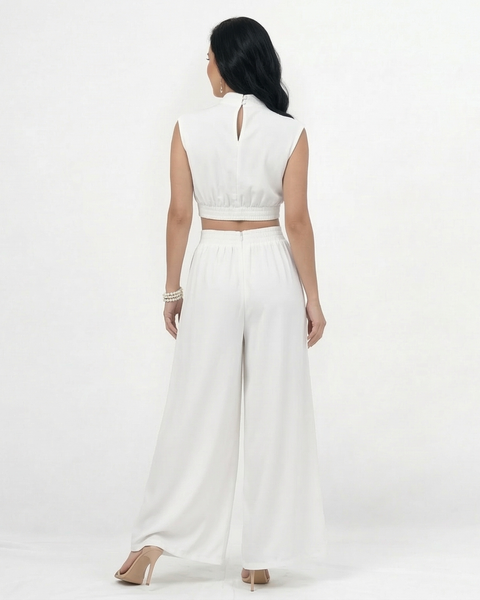 Enterizo blanco cut out con cuello alto y hombrera, aberturas laterales en cintura y falda pantalón ancha, sofisticado para eventos especiales y cócteles