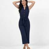 Enterizo azul marino sin mangas con cuello mao abierto, botonadura delantera, lazo en cintura y pierna culotte, elegante para salidas de día y reuniones