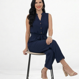Enterizo azul marino sin mangas con cuello mao abierto, botonadura delantera, lazo en cintura y pierna culotte, elegante para salidas de día y reuniones