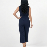 Enterizo azul marino sin mangas con cuello mao abierto, botonadura delantera, lazo en cintura y pierna culotte, elegante para salidas de día y reuniones