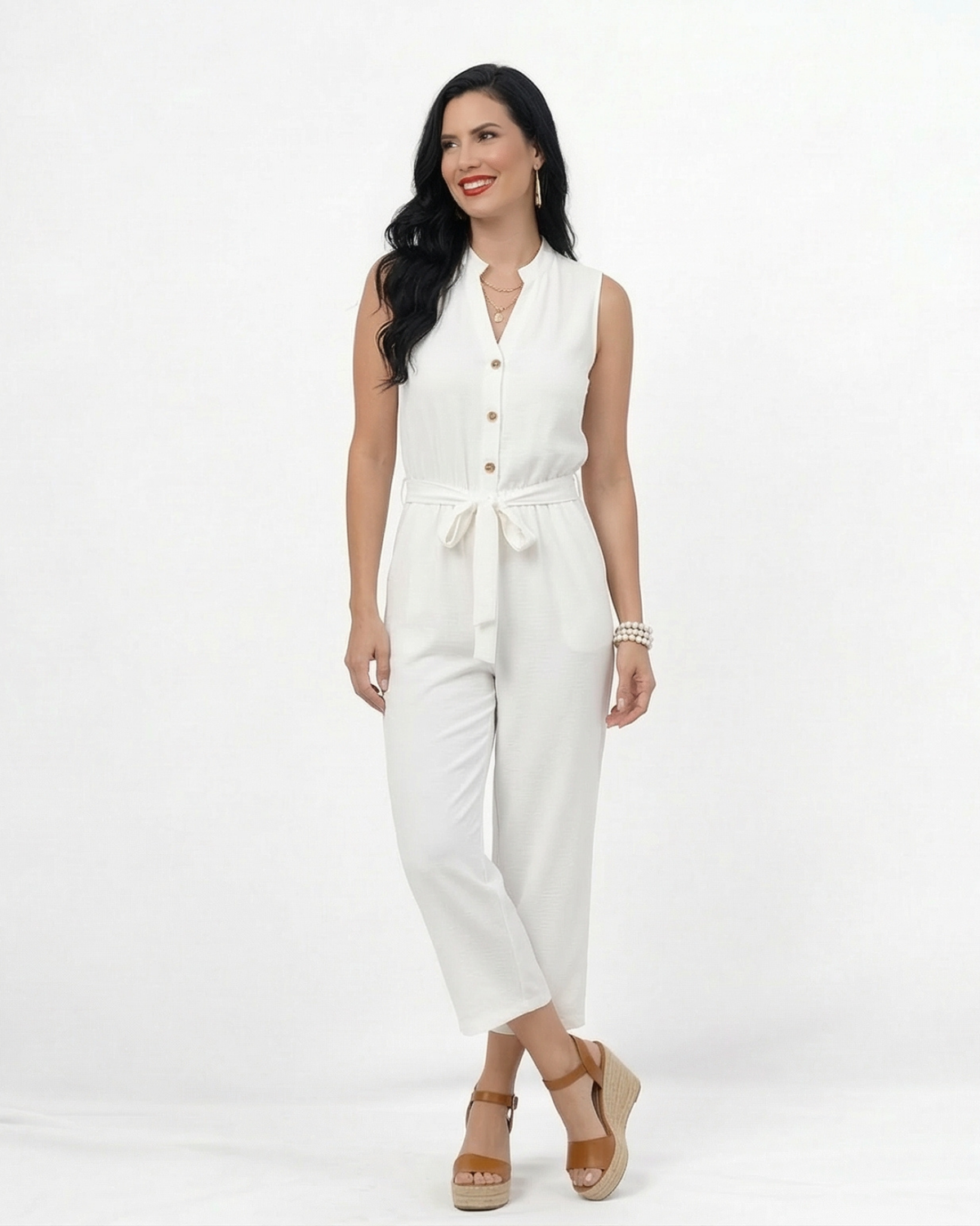 Enterizo blanco sin mangas cuello mao con botones, lazo en cintura y pierna culotte, fresco y femenino para almuerzos y planes casuales elegantes