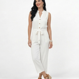 Enterizo blanco sin mangas cuello mao con botones, lazo en cintura y pierna culotte, fresco y femenino para almuerzos y planes casuales elegantes