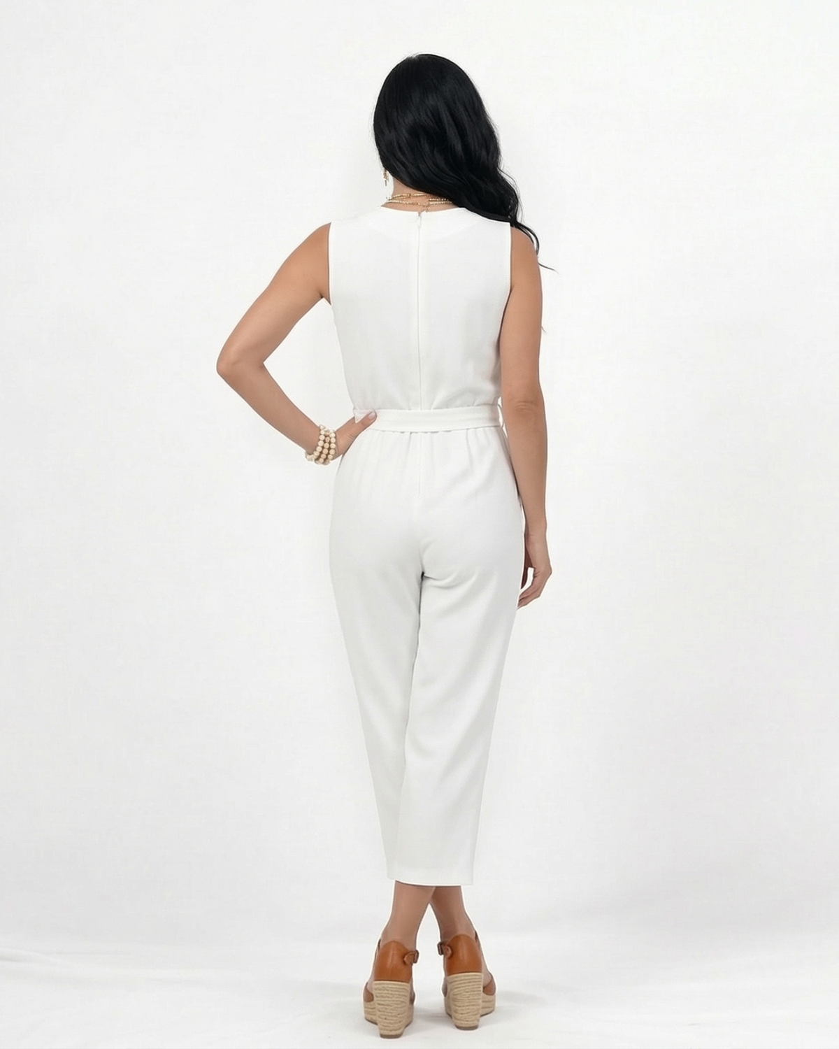 Enterizo blanco sin mangas cuello mao con botones, lazo en cintura y pierna culotte, fresco y femenino para almuerzos y planes casuales elegantes