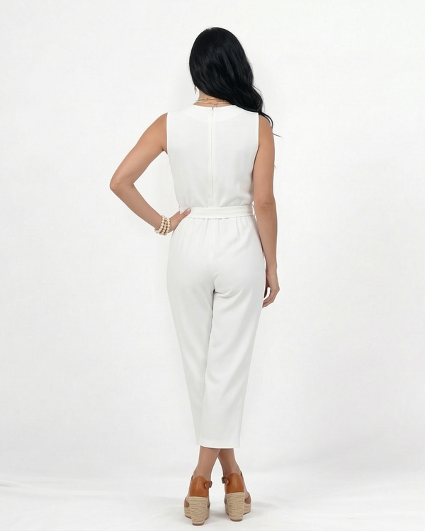 Enterizo blanco sin mangas cuello mao con botones, lazo en cintura y pierna culotte, fresco y femenino para almuerzos y planes casuales elegantes