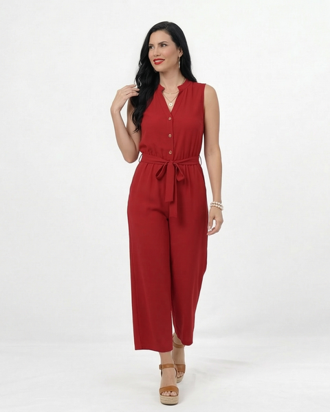 Enterizo rojo sin mangas con cuello mao abierto, botones decorativos, lazo en cintura y pierna culotte, vibrante para eventos y salidas especiales