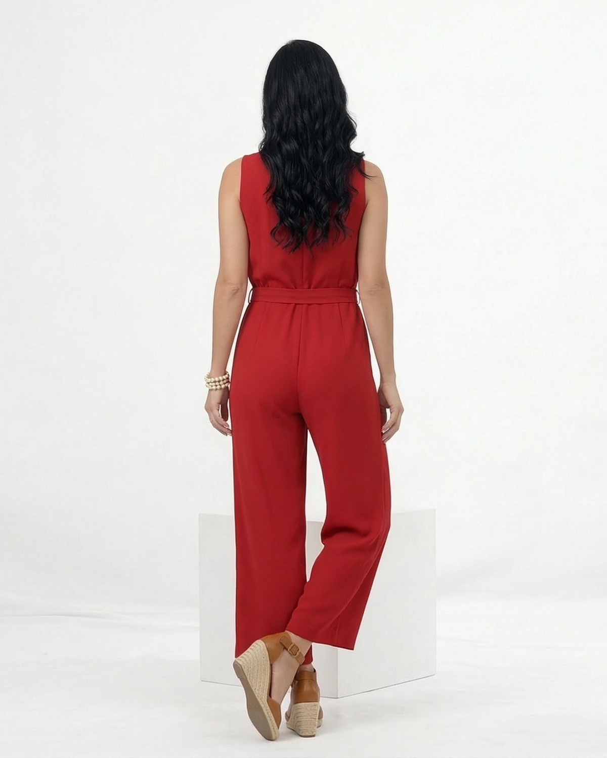 Enterizo rojo sin mangas con cuello mao abierto, botones decorativos, lazo en cintura y pierna culotte, vibrante para eventos y salidas especiales