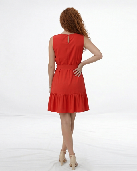 Vestido corto rojo cuello redondo sin mangas con lazo en cintura y volante en ruedo, vibrante y femenino para salidas de día y eventos casuales