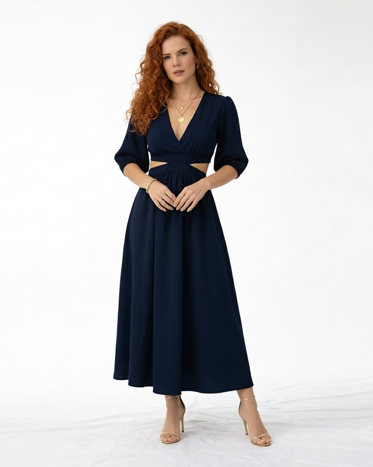 Vestido midi azul marino con escote en V cruzado, manga abullonada, cut out laterales en cintura y falda con vuelo, elegante para eventos y cenas especiales