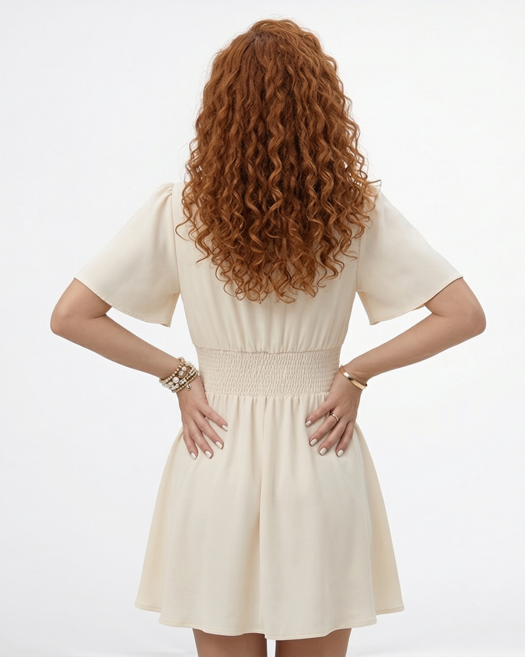 Vestido corto crema con escote en V cruzado, manga mariposa y falda con vuelo, perfecto para grados, matrimonios de día y salidas elegantes