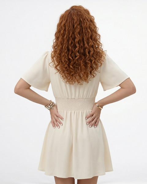 Vestido corto crema con escote en V cruzado, manga mariposa y falda con vuelo, perfecto para grados, matrimonios de día y salidas elegantes