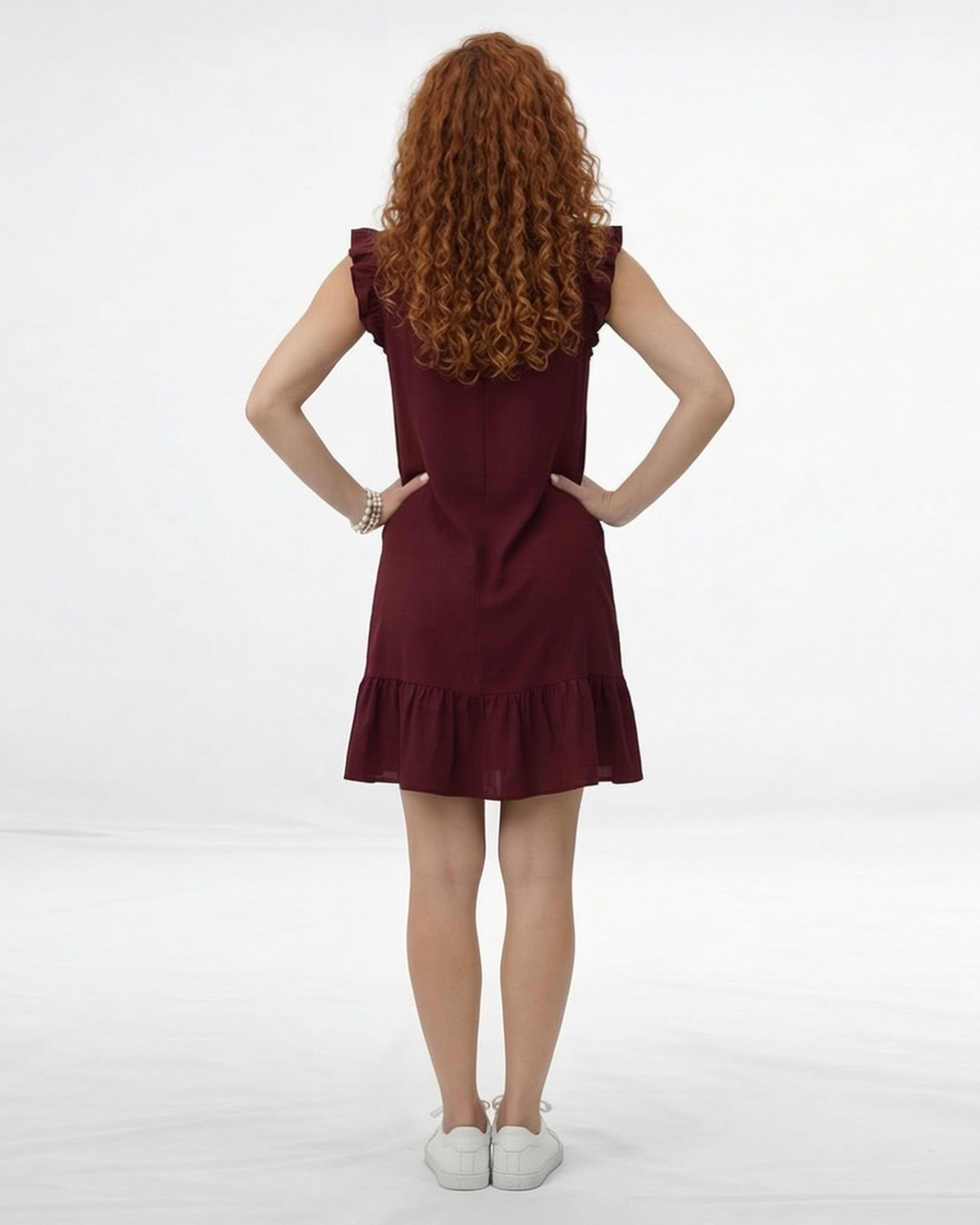 Vestido corto vinotinto en lino con escote en V, botonadura delantera, volante en hombros y ruedo, fresco y femenino para salidas casuales y paseos de día