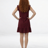 Vestido corto vinotinto en lino con escote en V, botonadura delantera, volante en hombros y ruedo, fresco y femenino para salidas casuales y paseos de día