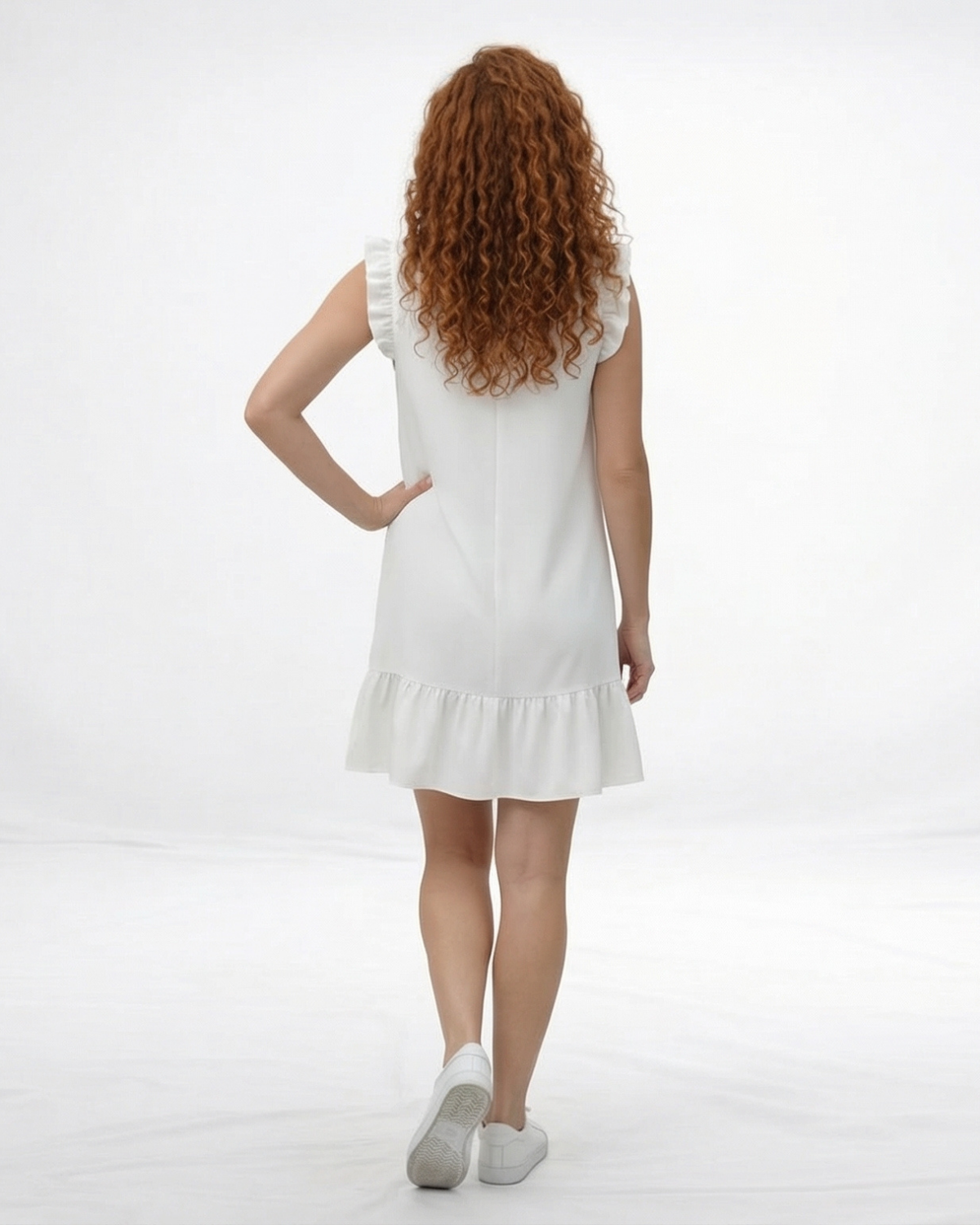 Vestido corto blanco en lino con escote en V, botones decorativos y volante en hombros y ruedo, ideal para vacaciones y planes de verano