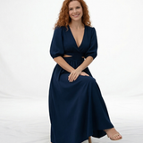 Vestido midi azul marino con escote en V cruzado, manga abullonada, cut out laterales en cintura y falda con vuelo, elegante para eventos y cenas especiales