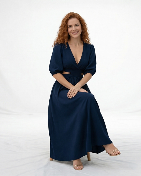 Vestido midi azul marino con escote en V cruzado, manga abullonada, cut out laterales en cintura y falda con vuelo, elegante para eventos y cenas especiales