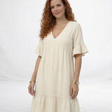 Vestido corto marfil escote en V con manga corta de volante y ruedo con volante amplio, holgado y femenino para salidas casuales y planes de día