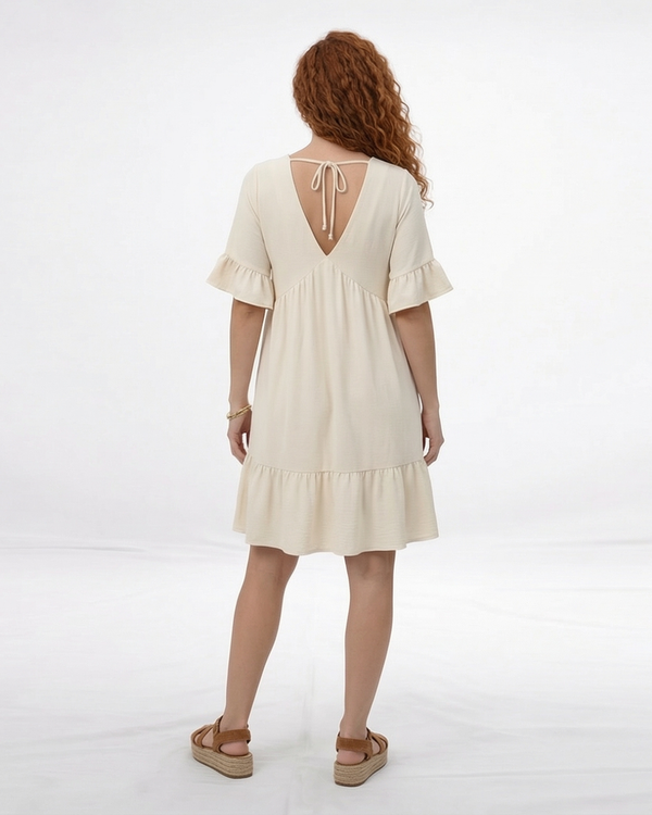 Vestido corto marfil escote en V con manga corta de volante y ruedo con volante amplio, holgado y femenino para salidas casuales y planes de día