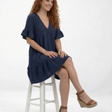 Vestido corto azul marino escote en V con manga volante y ruedo fruncido, cómodo y fresco para almuerzos y salidas casuales