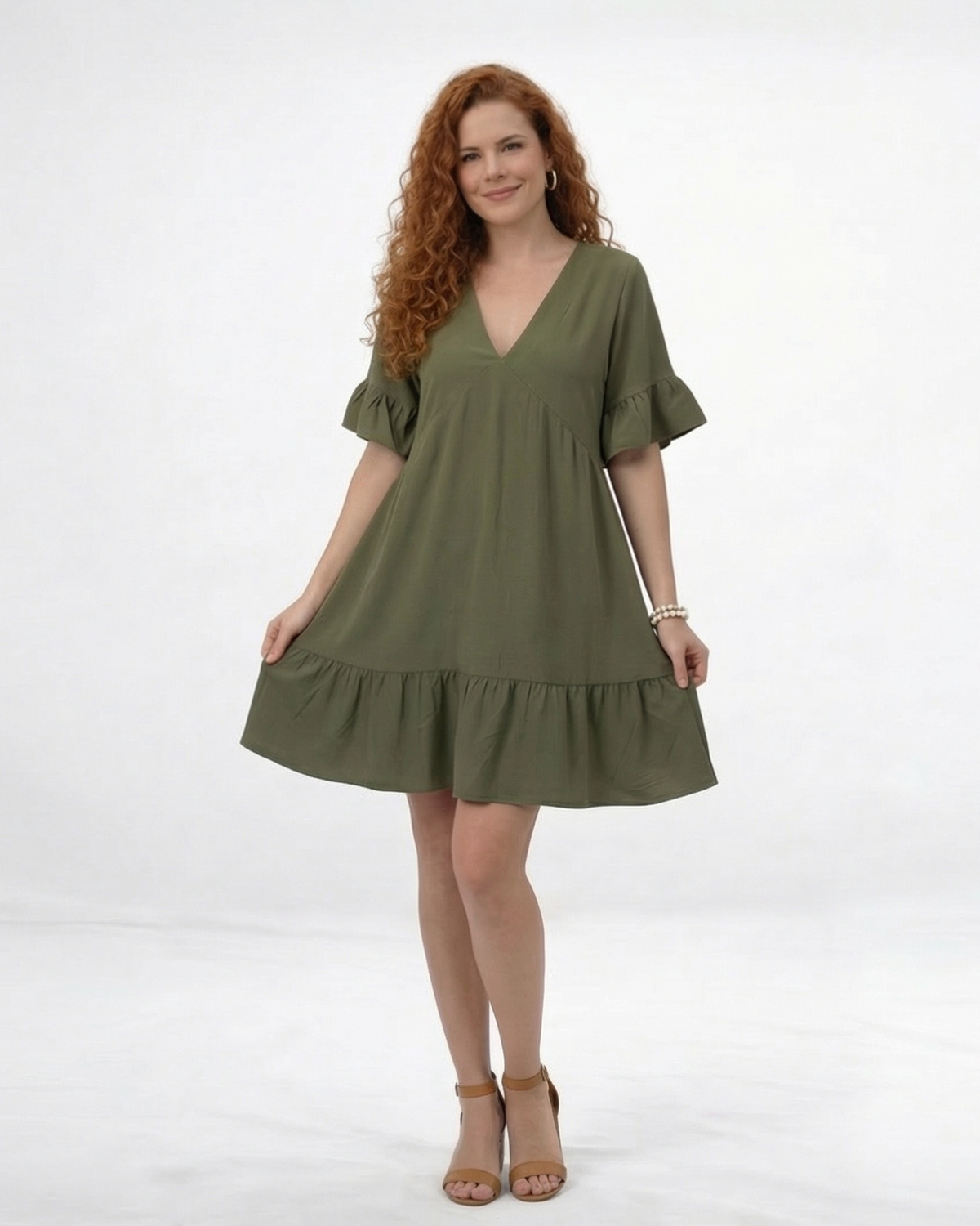 Vestido corto verde escote en V con manga corta de volante y ruedo amplio fruncido, alegre y femenino para paseos y planes de verano