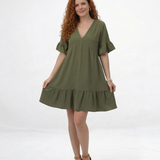 Vestido corto verde escote en V con manga corta de volante y ruedo amplio fruncido, alegre y femenino para paseos y planes de verano