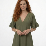 Vestido corto verde escote en V con manga corta de volante y ruedo amplio fruncido, alegre y femenino para paseos y planes de verano