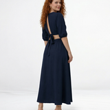 Vestido midi azul marino con escote en V cruzado, manga abullonada, cut out laterales en cintura y falda con vuelo, elegante para eventos y cenas especiales