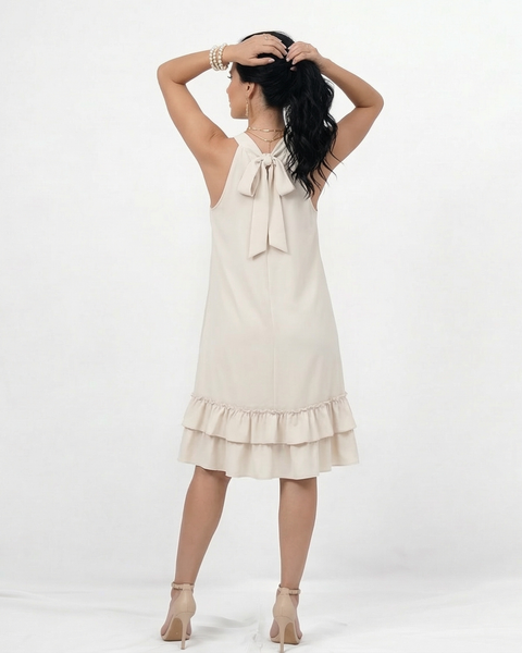 Vestido corto marfil halter cuello alto con abertura en gota y doble volante en ruedo, sofisticado para eventos especiales y cenas elegantes