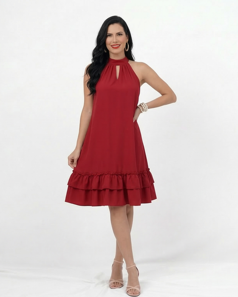 Vestido corto rojo halter cuello alto con abertura en gota, espalda descubierta y doble volante escalonado en ruedo, ideal para cenas románticas y eventos especiales