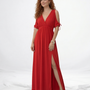 Vestido largo rojo cruzado cold shoulder con lazo en manga, cintura elástica y abertura lateral, elegante y femenino para eventos especiales y cenas de noche