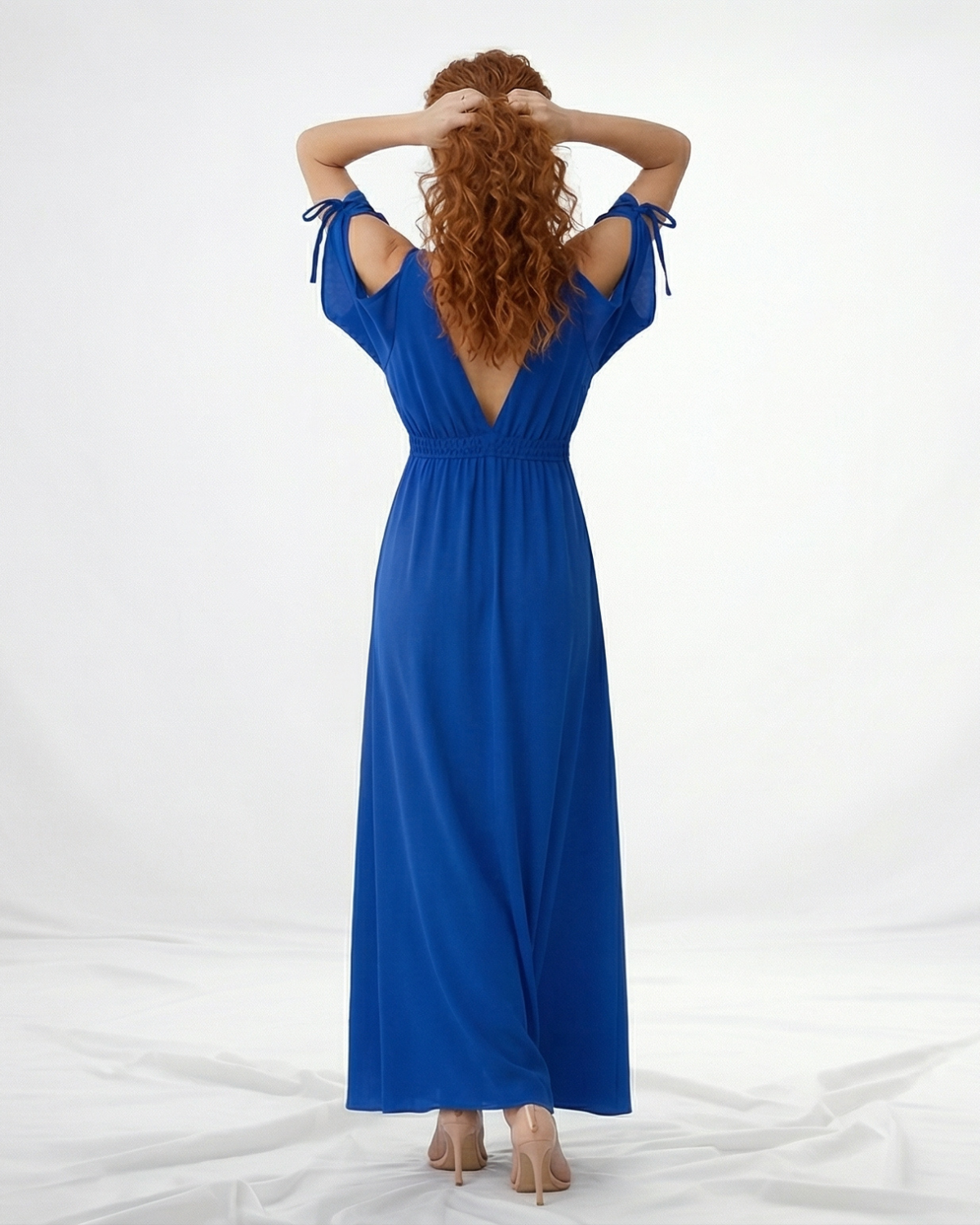 Vestido largo azul cruzado cold shoulder con lazo en puño, cintura fruncida y abertura lateral, sofisticado para eventos y celebraciones especiales