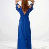 Vestido largo azul cruzado cold shoulder con lazo en puño, cintura fruncida y abertura lateral, sofisticado para eventos y celebraciones especiales