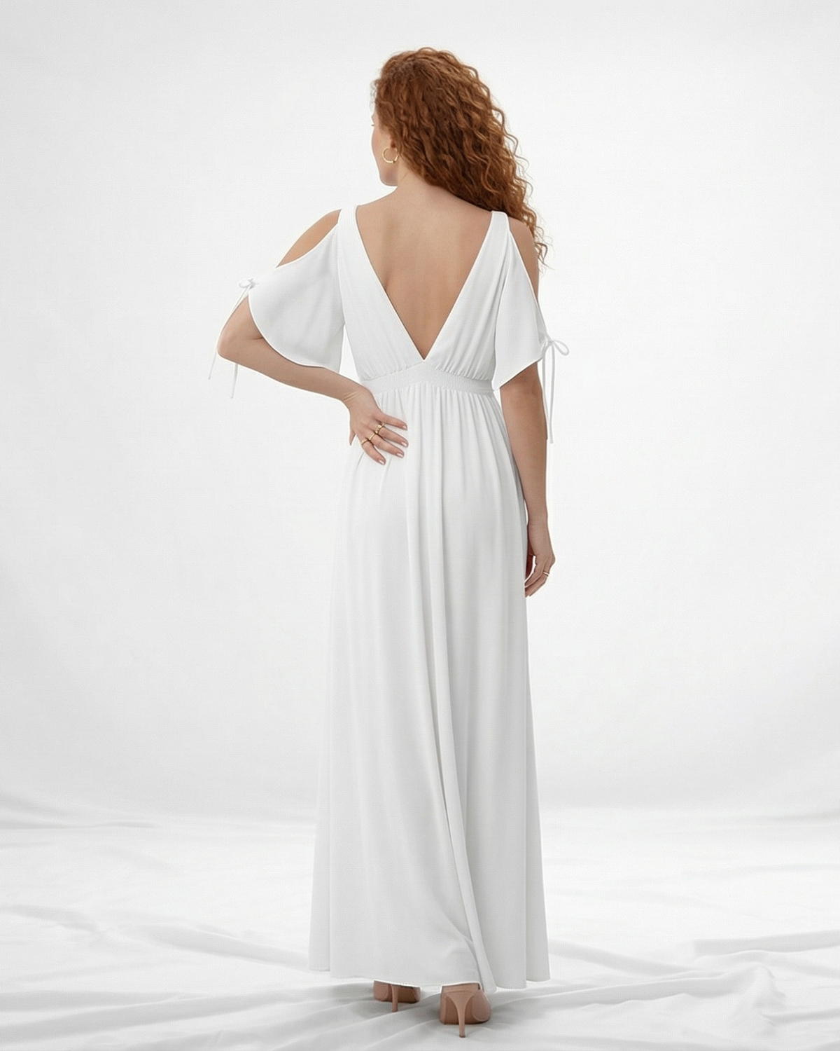 Vestido largo blanco cruzado cold shoulder con lazo en manga y abertura lateral, romántico y femenino para bodas, grados y eventos especiales