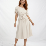 Vestido midi marfil con hombro asimétrico descubierto, manga corta con lazo en puño, cintura con lazo y falda con vuelo, elegante para eventos y cenas especiales