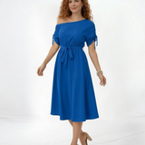 Vestido midi azul hombro asimétrico descubierto con manga fruncida y lazo, cintura con lazo y falda con vuelo, femenino y elegante para eventos especiales